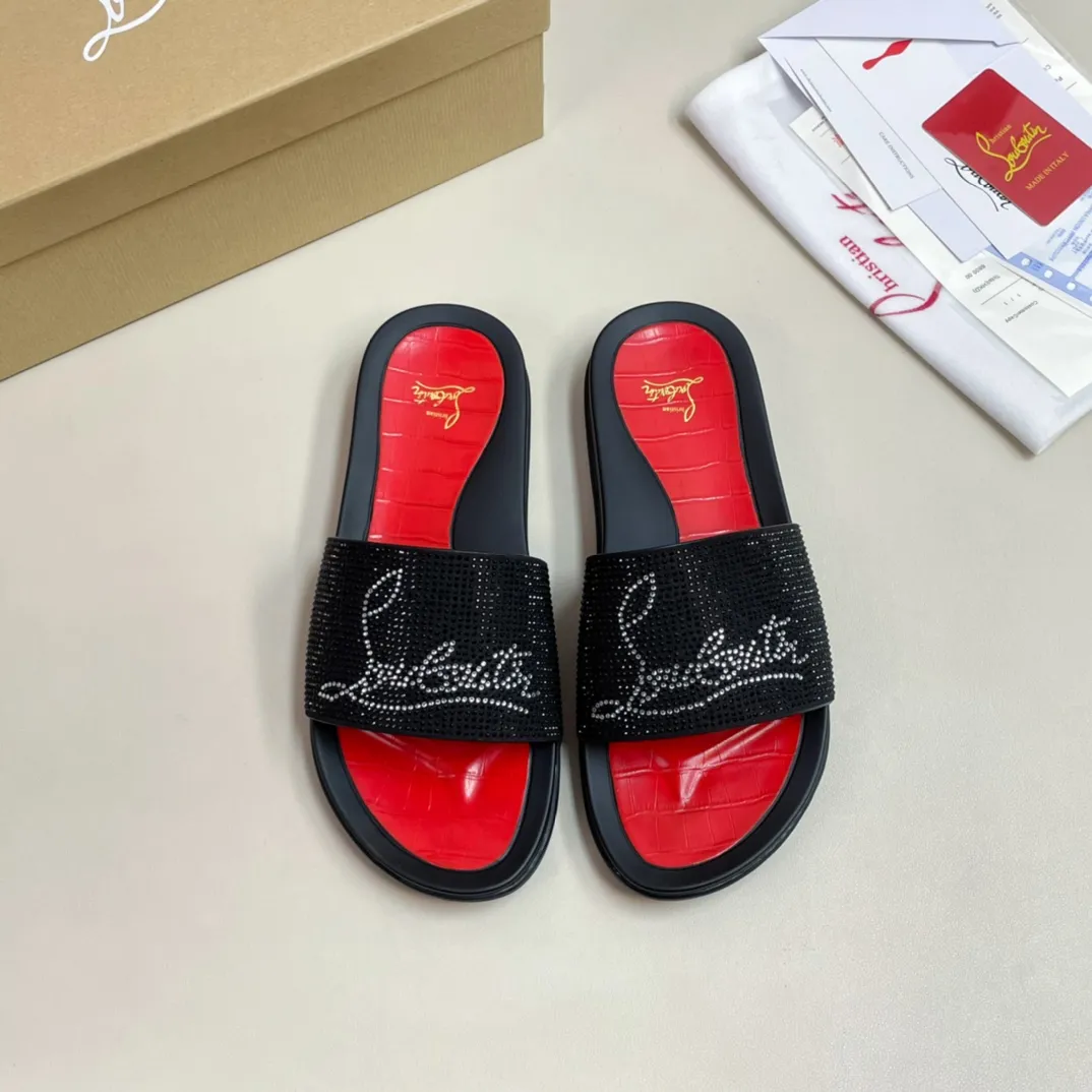 [CL red sole shoes] P: 340💰 size 38-45 Men’s classic slippers, made on the official website 1:1, the original factory specializes in original materials ➖ OEM 3D printed patterns, all hand-made with hot-drilled diamonds ➖ Ultra-light anti-slip outsole. Super fashionable and super comfortable, handsome on the feet, a must-have for men in summer! !